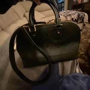 Louis Vuitton Neo Alma PM 
Material: Monogram Empreinte Leather 
COLOR :Noir